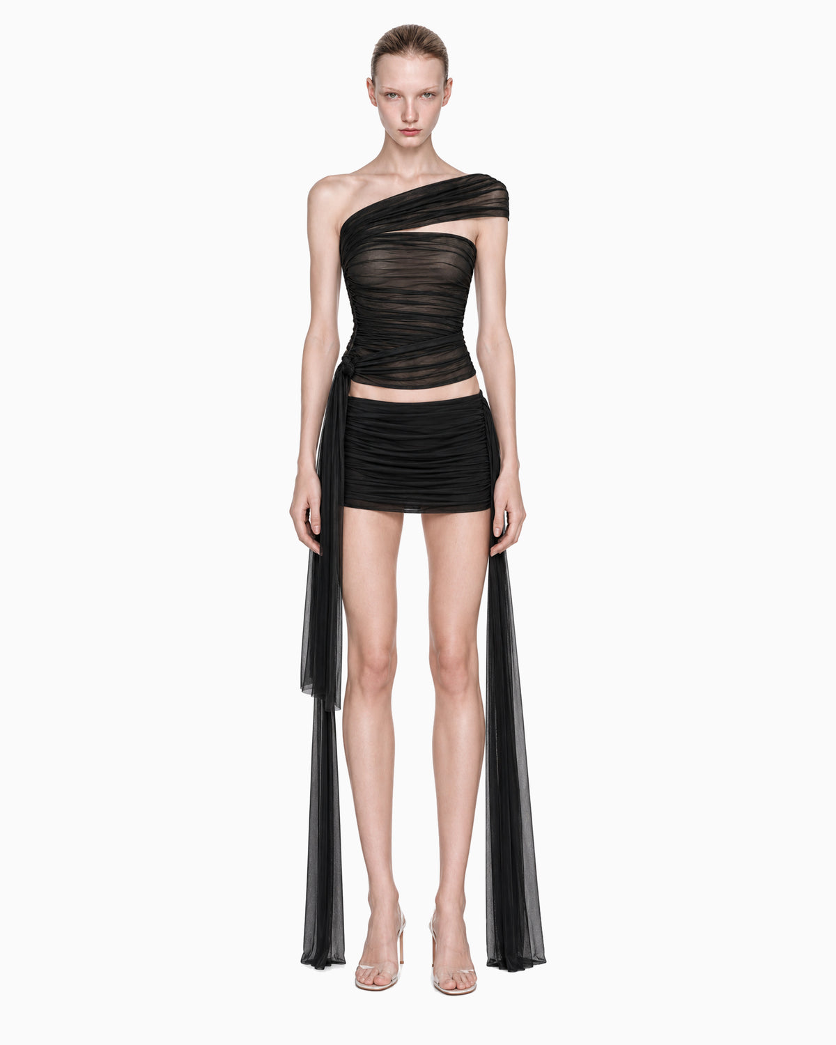 Modelo vestindo Top Faixa Lateral Tule preto, faixa larga no ombro e faixas longas soltas na lateral, vista frontal de corpo inteiro
