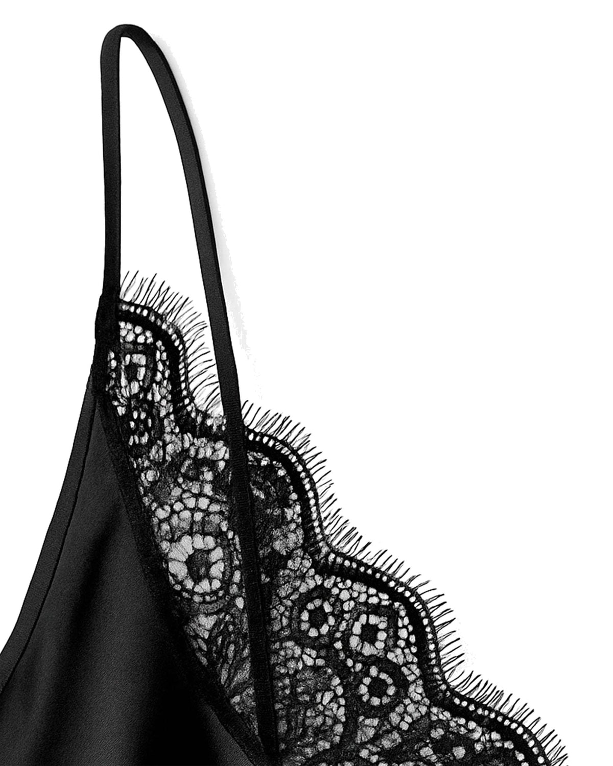 Detalhe da alça fina e do decote em renda floral do Vestido Affair preto acetinado