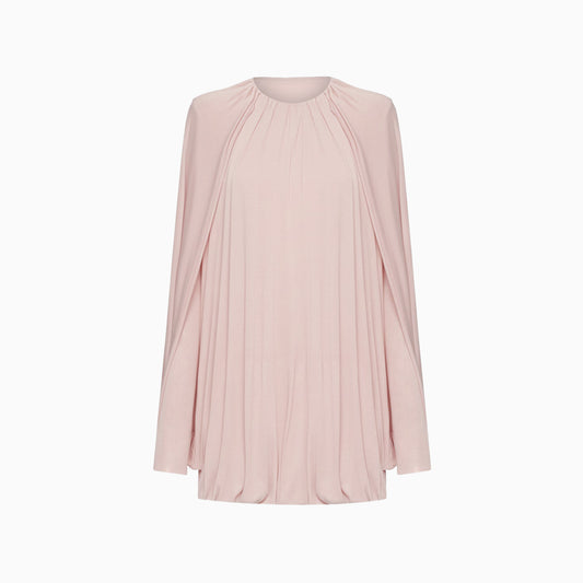 Vestido Bat rosa curto com mangas capa fluidas, decote redondo franzido e caimento solto, peça solta em fundo claro
