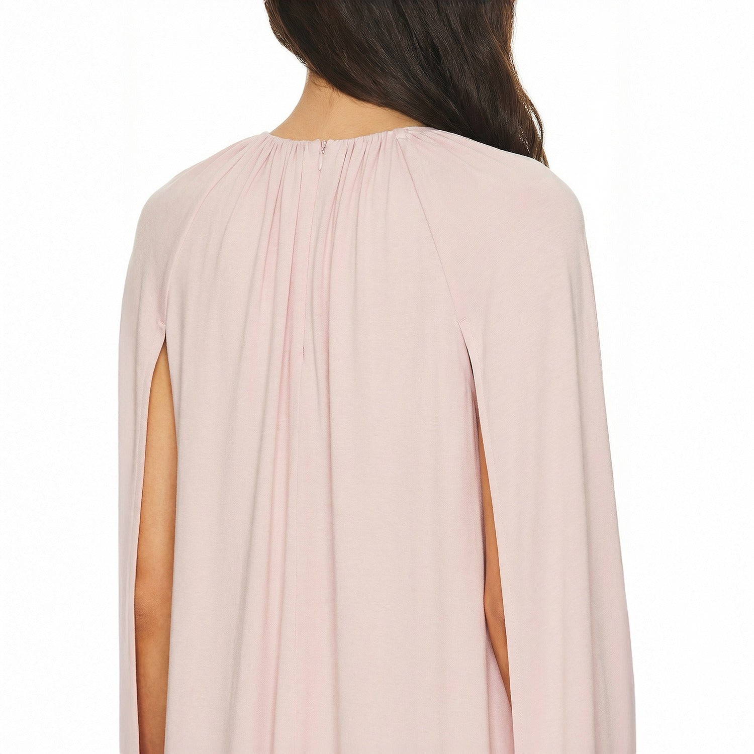 Costas do Vestido Bat rosa com franzido no decote e costura central, mostrando as mangas capa soltas
