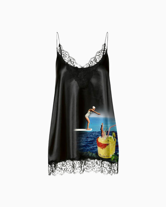 Vestido Cetim Caipirinha preto solto, alças finas e decote em renda, com estampa de surfista e drink na barra