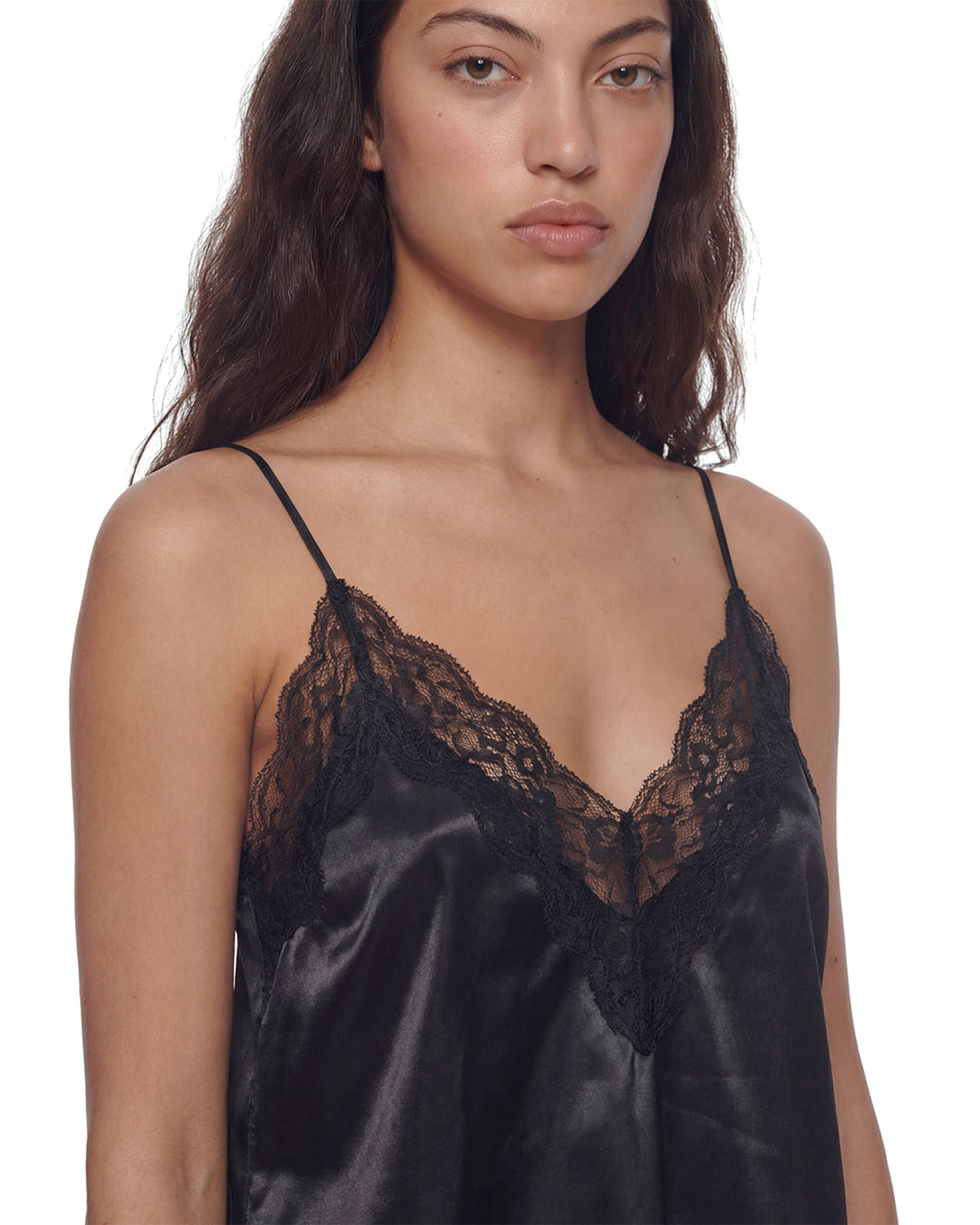 Detalhe do decote em V do Vestido Cetim Caipirinha preto, cetim brilhante com renda e alças finas