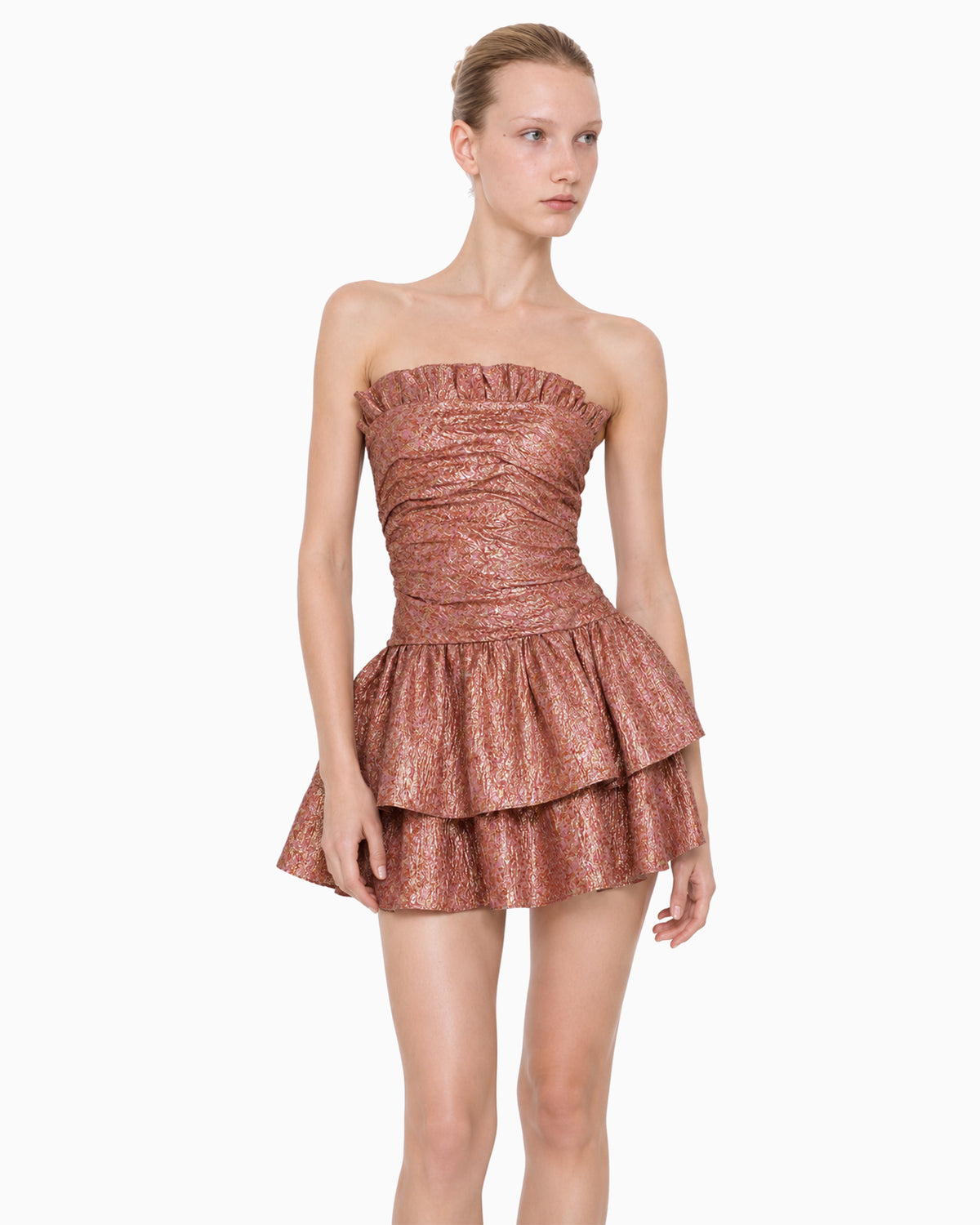 Close do corpo drapeado do vestido jacquard rosé metalizado com decote reto franzido
