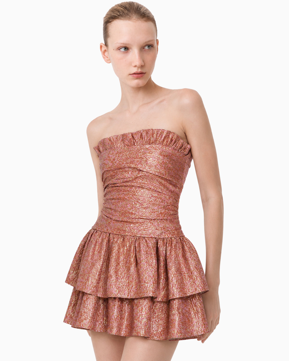 Close do decote reto com babado franzido do vestido curto jacquard rosé metalizado