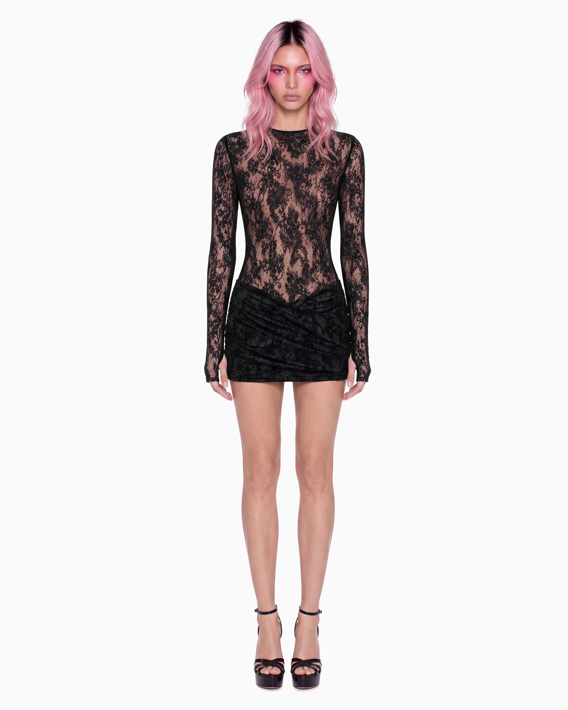 Modelo de frente com Vestido Curto Renda Haze preto, corpo em renda transparente e mini saia drapeada