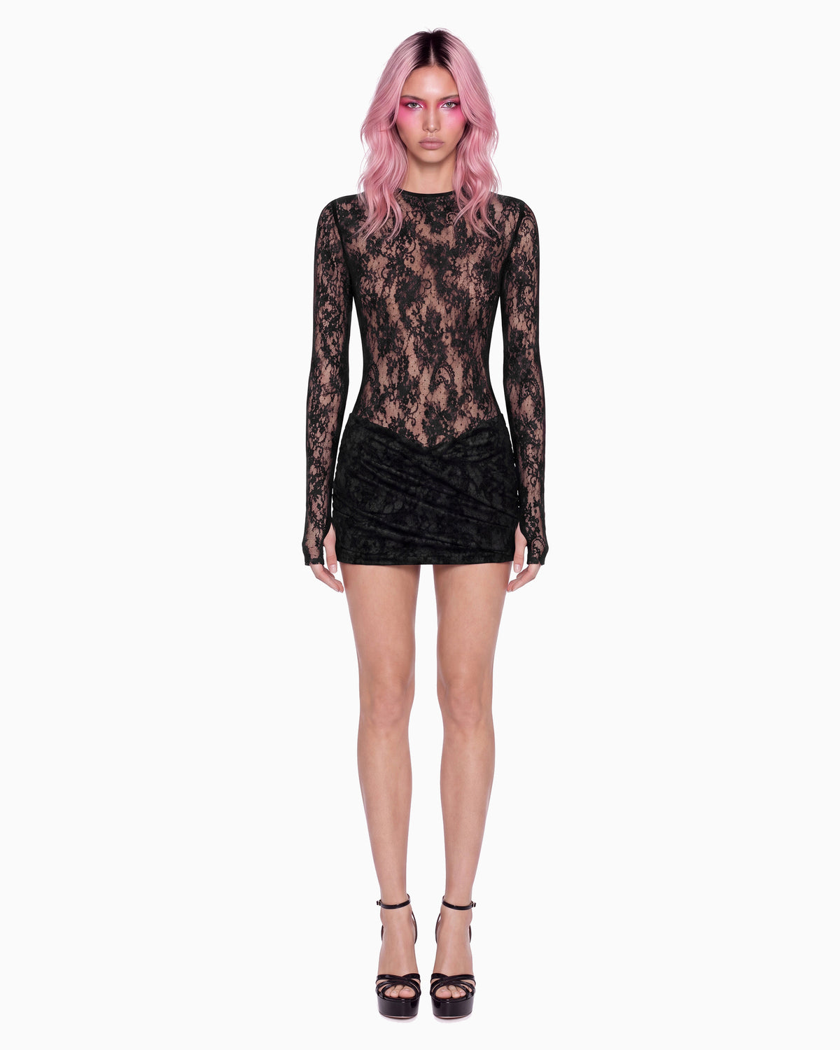 Modelo de frente com Vestido Curto Renda Haze preto, corpo em renda transparente e mini saia drapeada