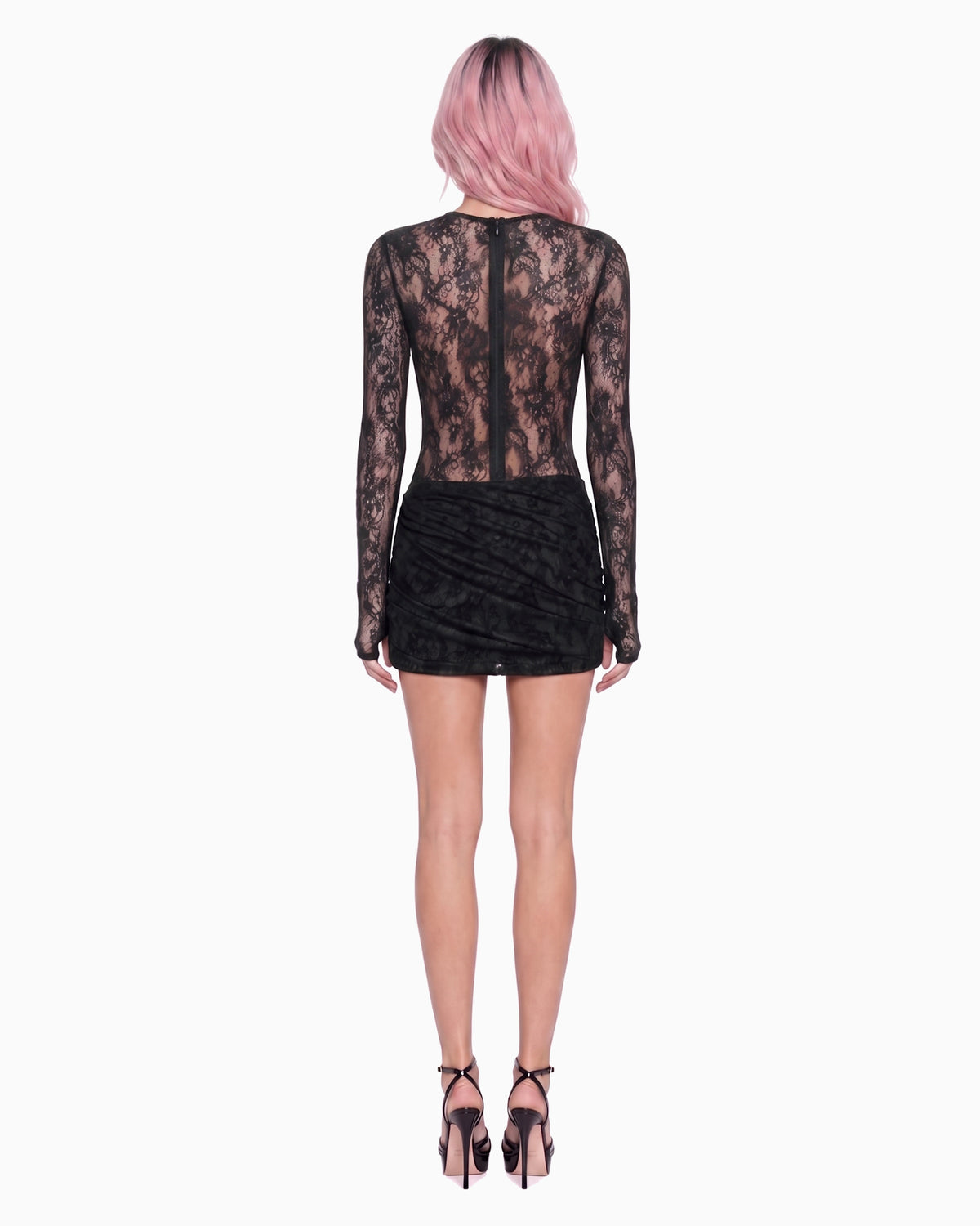 Costas do Vestido Curto Drapeado Manga Longa Renda Haze preto na modelo, com transparência em renda