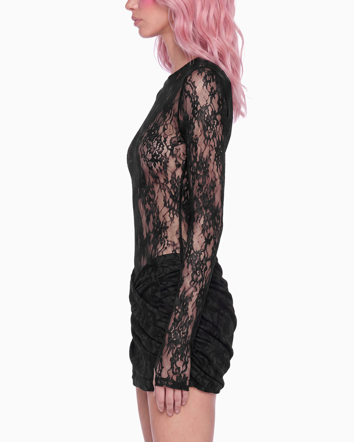 Detalhe da manga longa em renda e da lateral franzida do Vestido Curto Renda Haze preto na modelo
