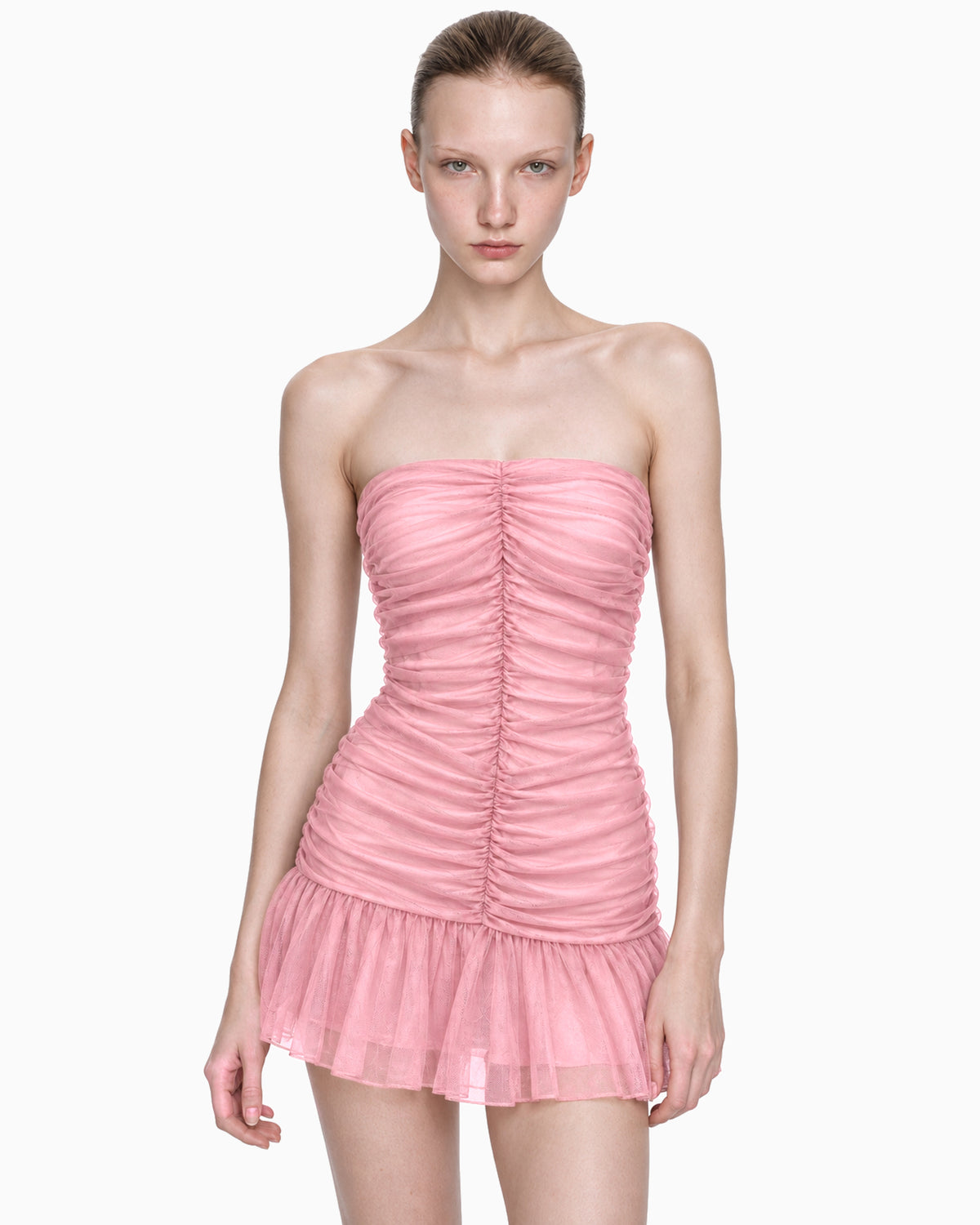 Modelo vestindo Vestido Curto Drapeado Tule Doll rosa, tomara que caia com corpo franzido e saia em tule, detalhe frontal