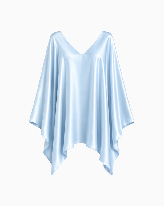 Vestido Curto Manga Morcego Ivo azul claro em cetim, decote V e barra em pontas assimétricas, peça sozinha