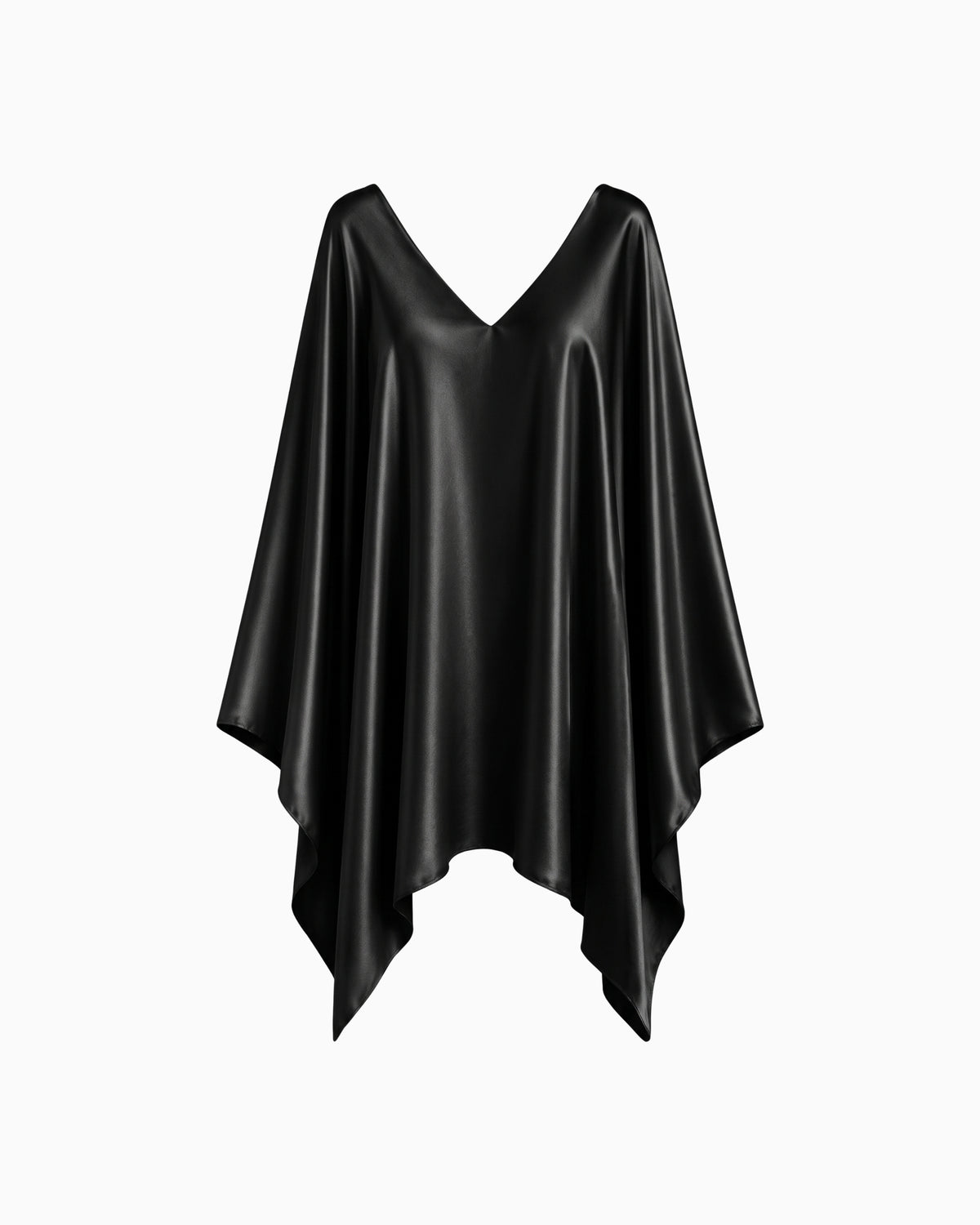 Vestido Curto Manga Morcego Ivo preto em cetim, decote V e mangas morcego largas, peça sozinha