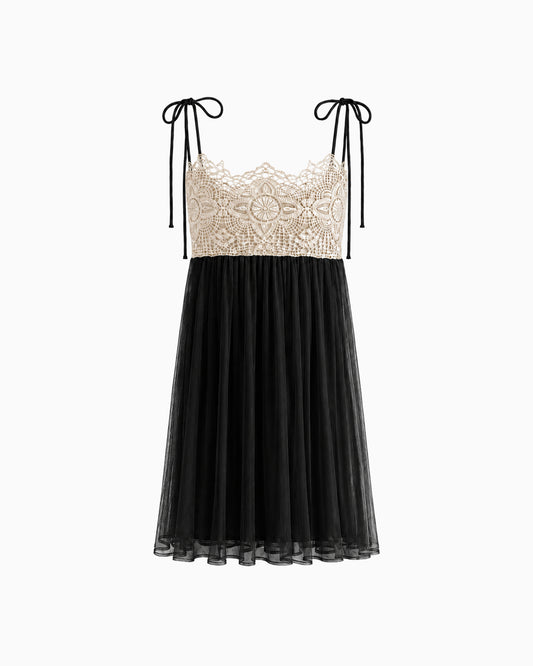 Vestido Curto Tule Com Renda preto, com busto bege rendado, alças de amarração e saia evasê, vista frontal