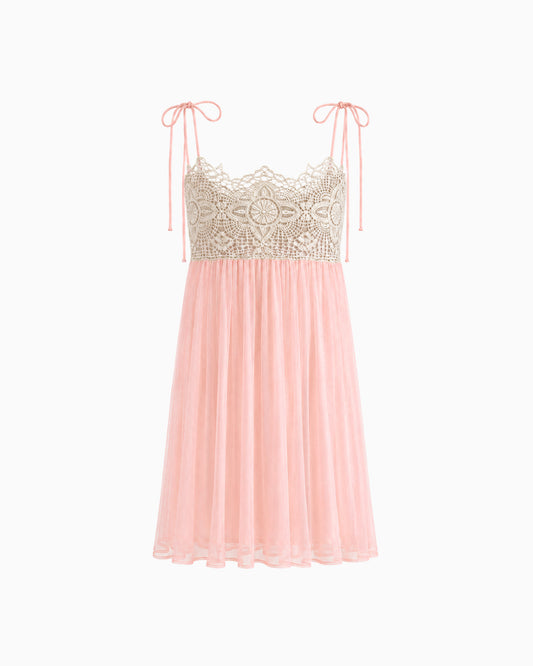 Vestido Curto Tule Com Renda rosa, com busto bege rendado, alças de amarração e saia evasê, vista frontal