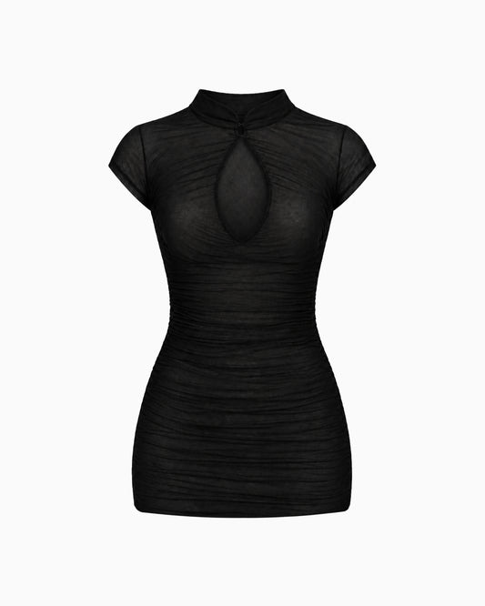 Vestido Curto Tule Decote Gota preto, com mangas curtas, franzidos e abertura frontal, vista frontal
