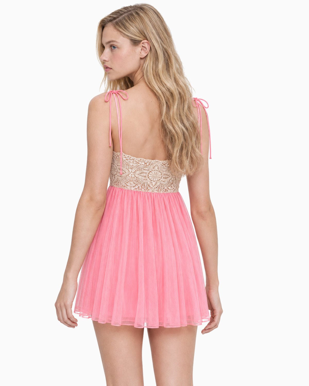 Costas do Vestido Curto Tule Renda Bege rosa na modelo, costas abertas com renda bege e alças de amarração