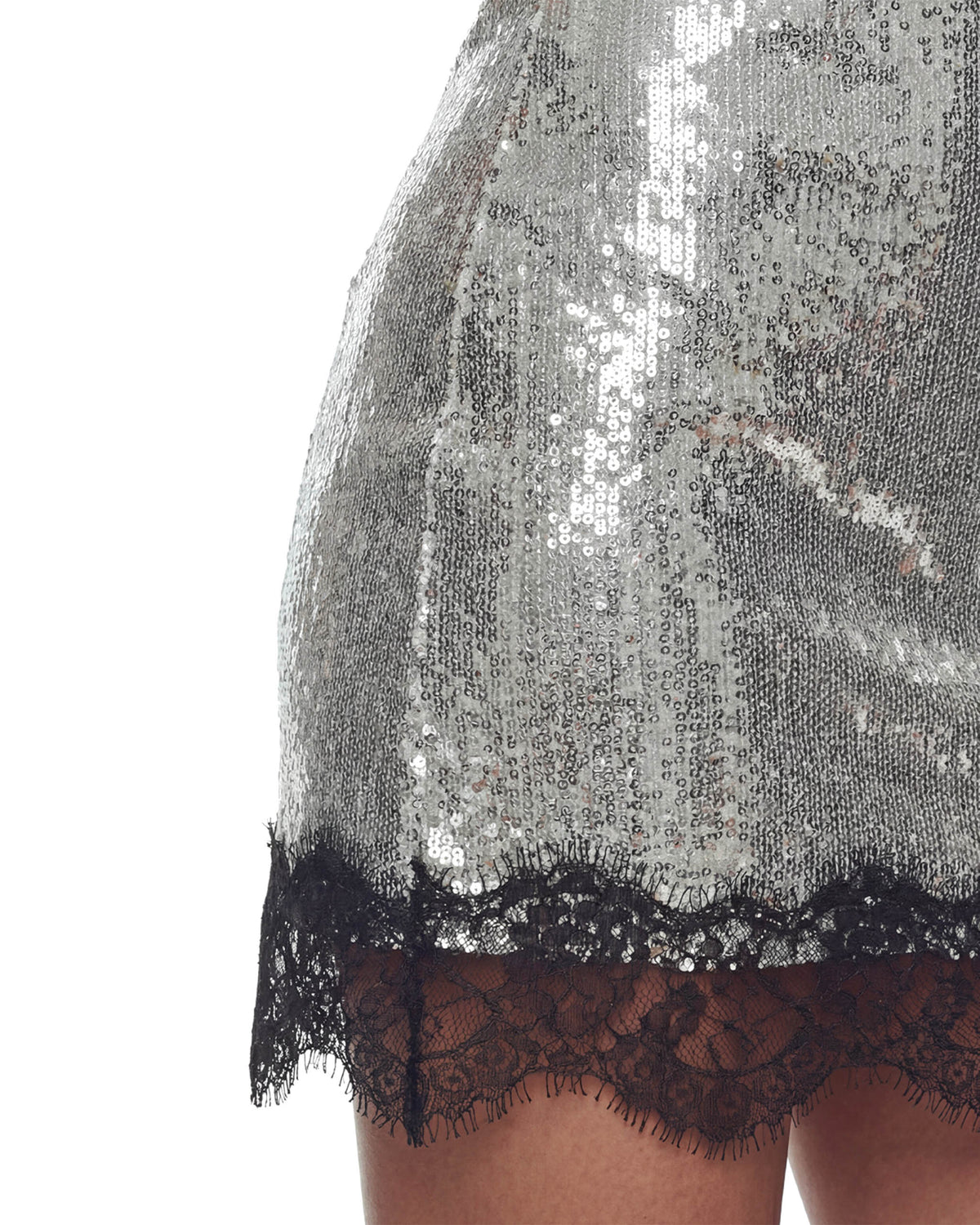 Detalhe da barra do Vestido Decote Renda Paetê Aura com paetês prateados e acabamento em renda preta