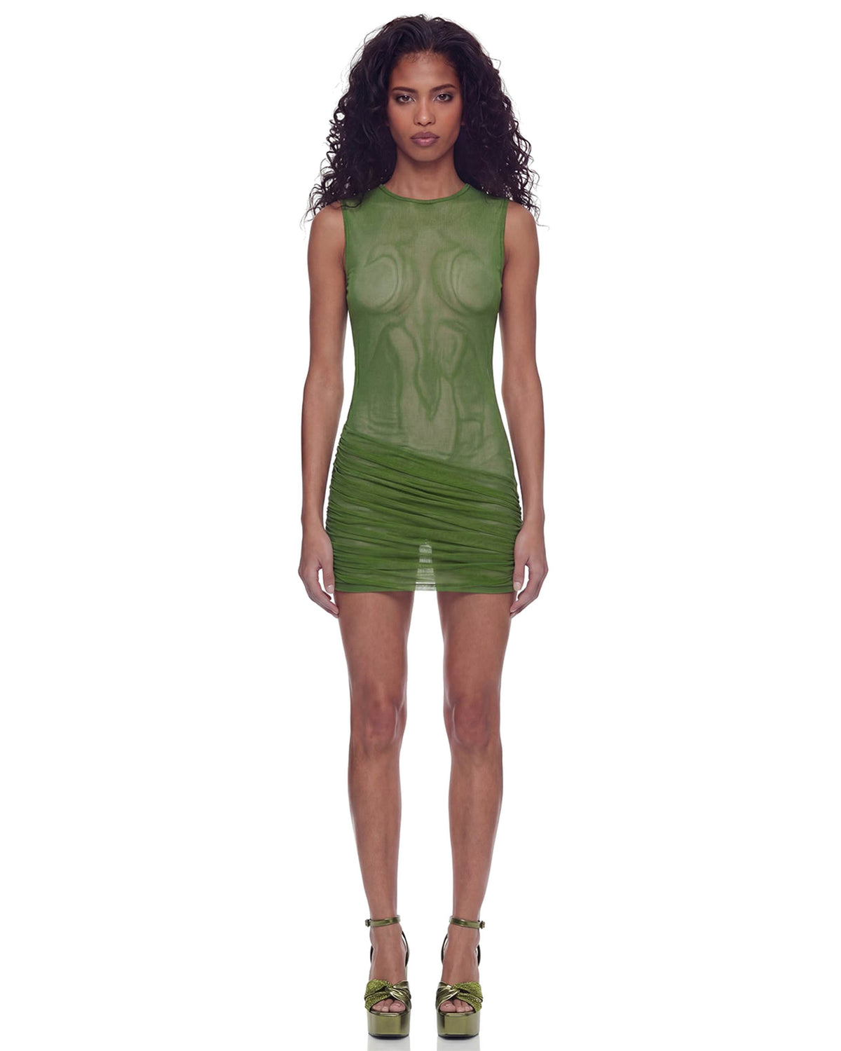 Modelo de frente usando Vestido Drapeado Tule Hexa verde, tule transparente sem mangas com saia franzida curta