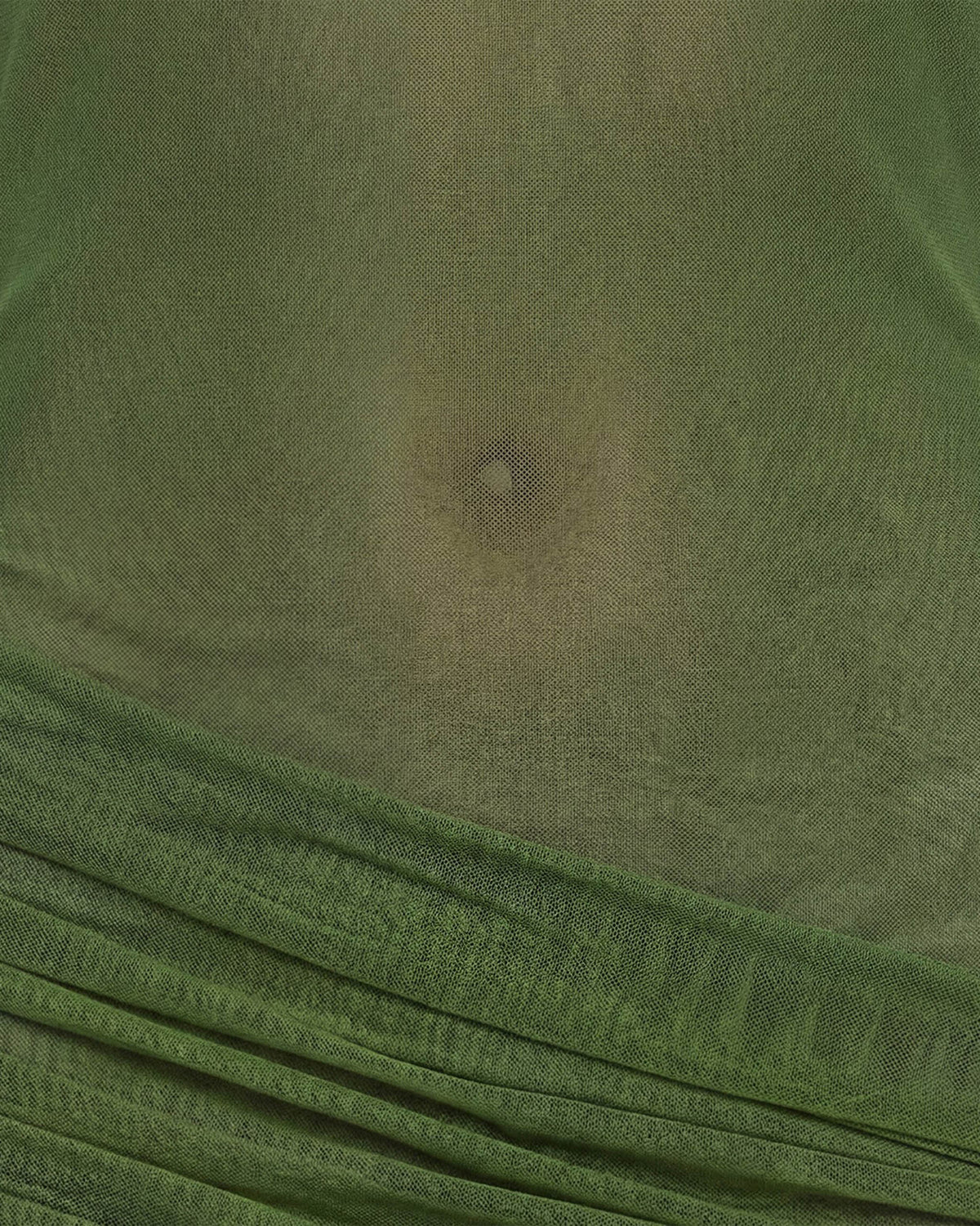 Detalhe do drapeado da saia do Vestido Drapeado Tule Hexa verde em tule transparente