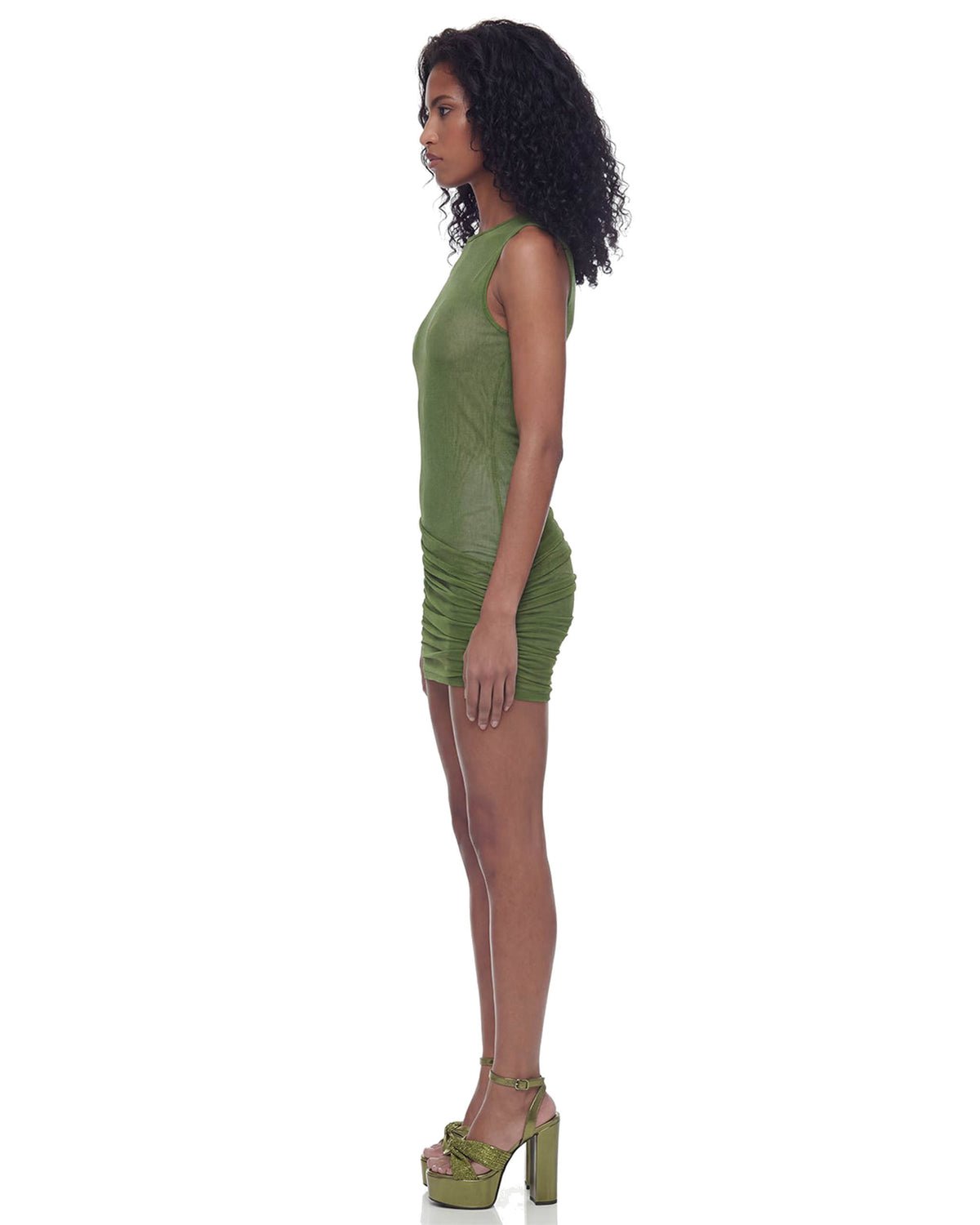 Vista lateral do Vestido Drapeado Tule Hexa verde na modelo, caimento justo em tule com barra curta