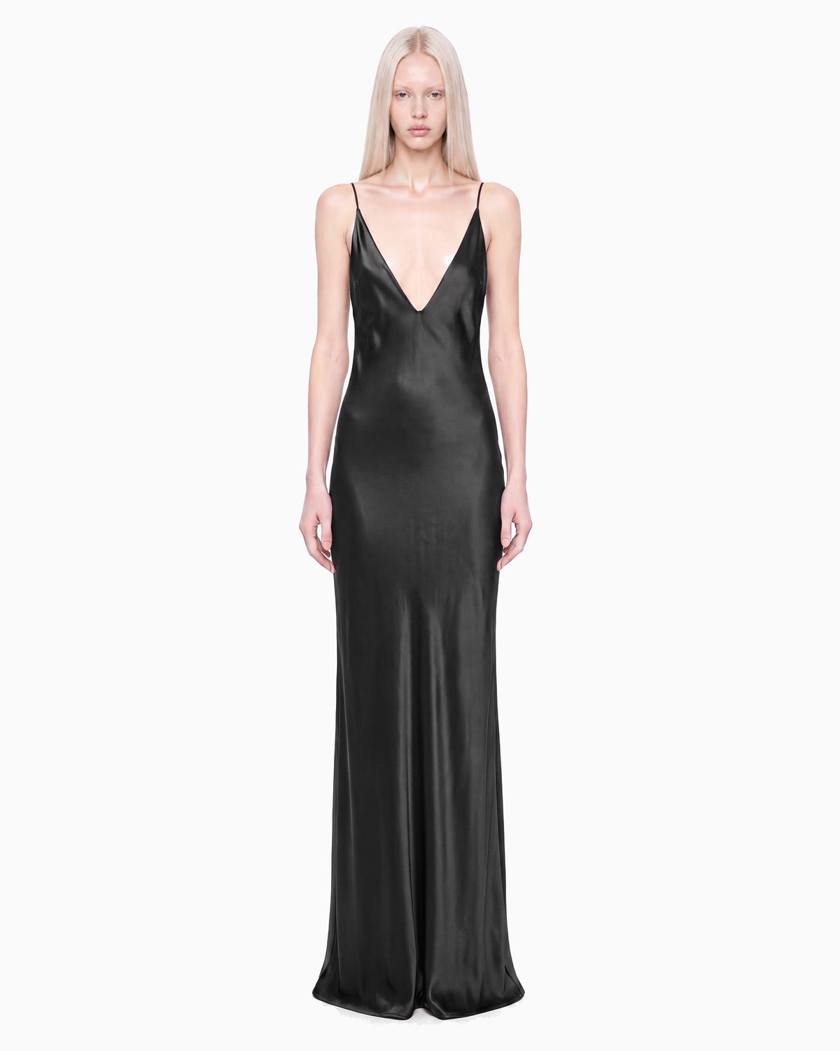 Modelo de frente com o Vestido Longo Decote Crepe Ivo preto, alcinha fina e saia longa até o chão