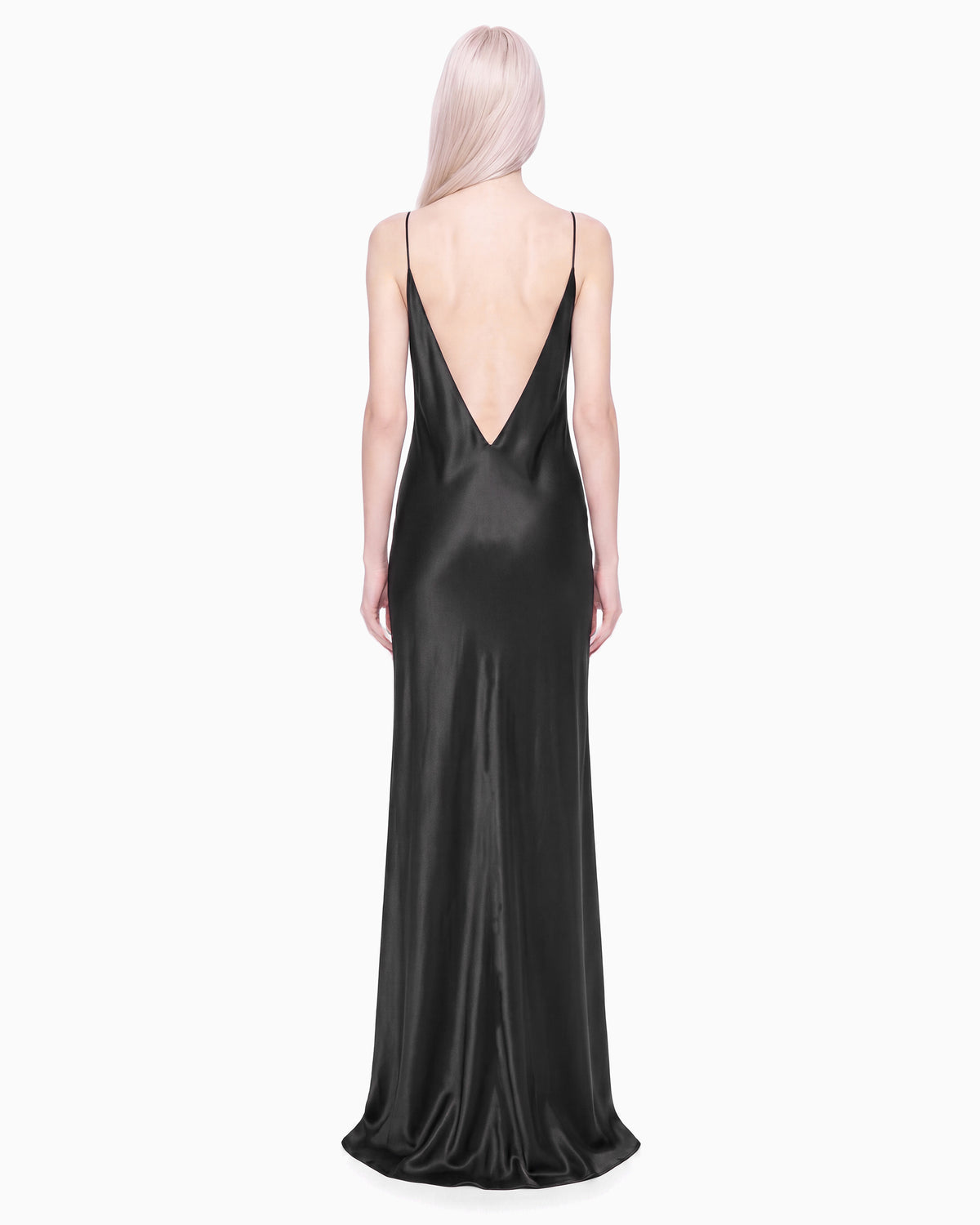 Vista de costas do Vestido Ivo preto na modelo, costas nuas em V e barra longa arrastando no chão