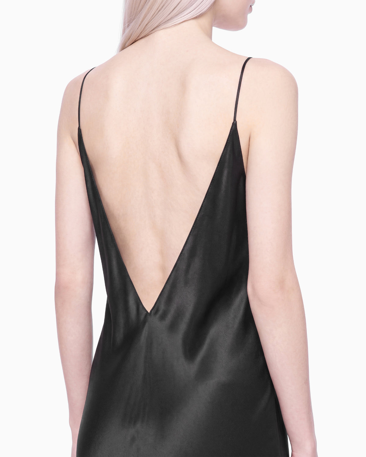 Detalhe das costas do Vestido Ivo preto, decote V bem cavado e alcinhas finas retas nos ombros