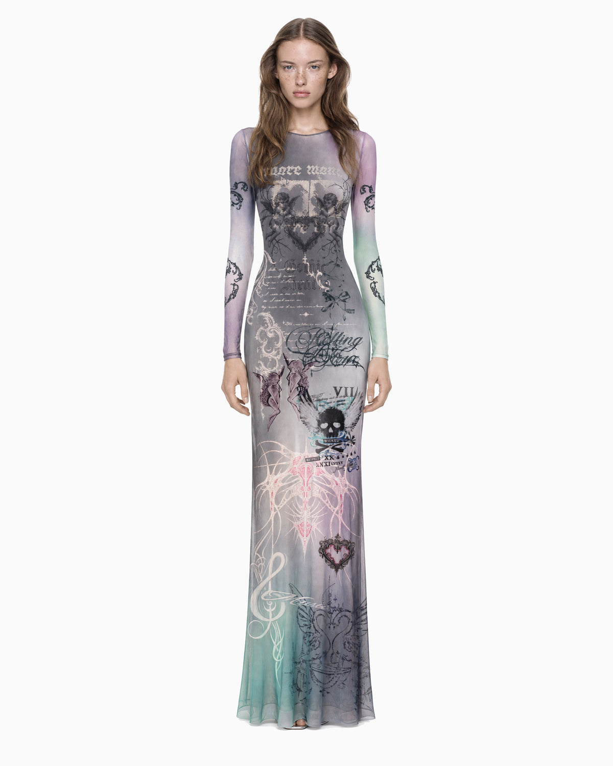 Modelo vestindo Vestido Longo Tule Gothic cinza e multicolorido, com mangas longas e estampa gráfica gótica, vista frontal de corpo inteiro