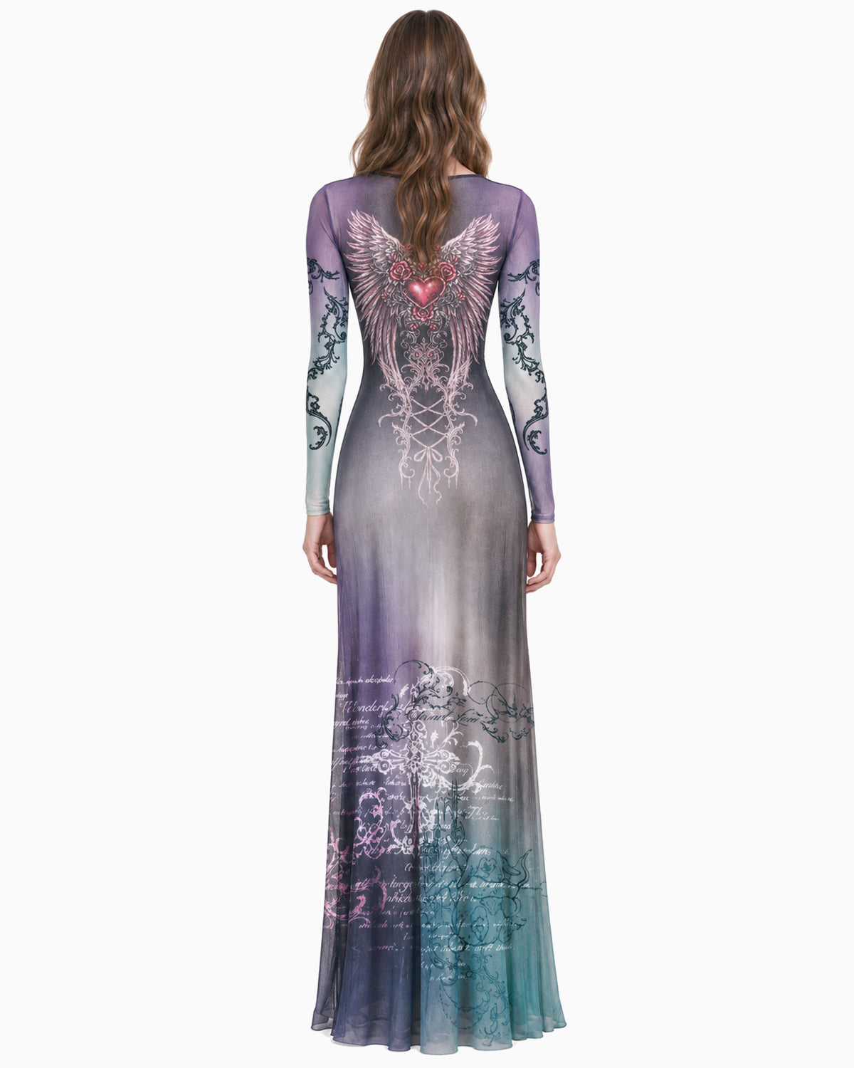 Modelo vestindo Vestido Longo Tule Gothic cinza e multicolorido, com mangas longas e estampa gráfica gótica, vista de costas de corpo inteiro com estampa de asas