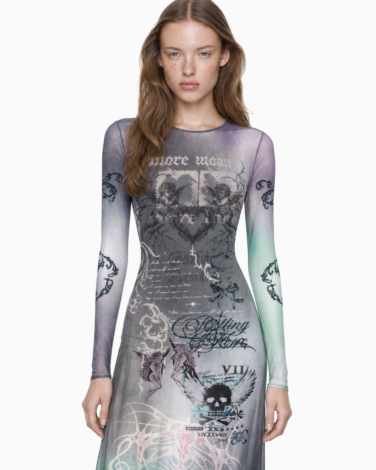 Modelo vestindo Vestido Longo Tule Gothic cinza e multicolorido, com mangas longas e estampa gráfica gótica, vista frontal aproximada