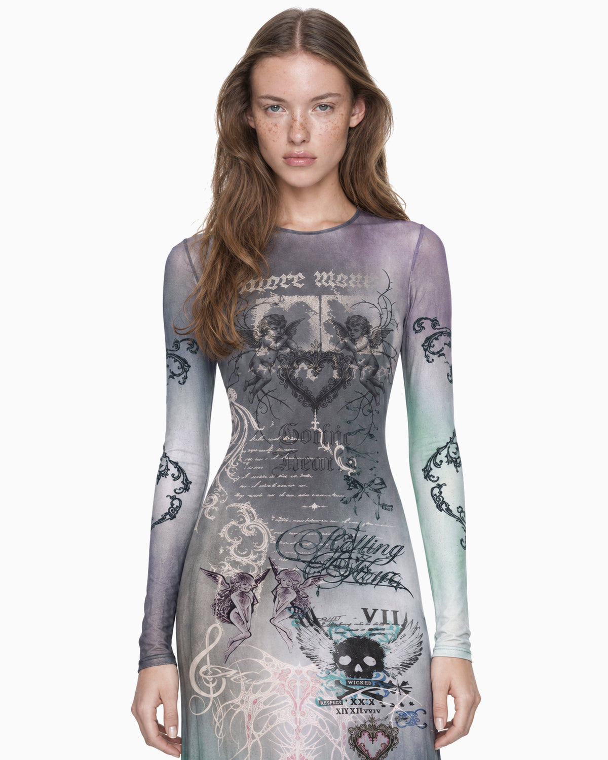 Modelo vestindo Vestido Longo Tule Gothic cinza e multicolorido, com mangas longas e estampa gráfica gótica, detalhe frontal da estampa