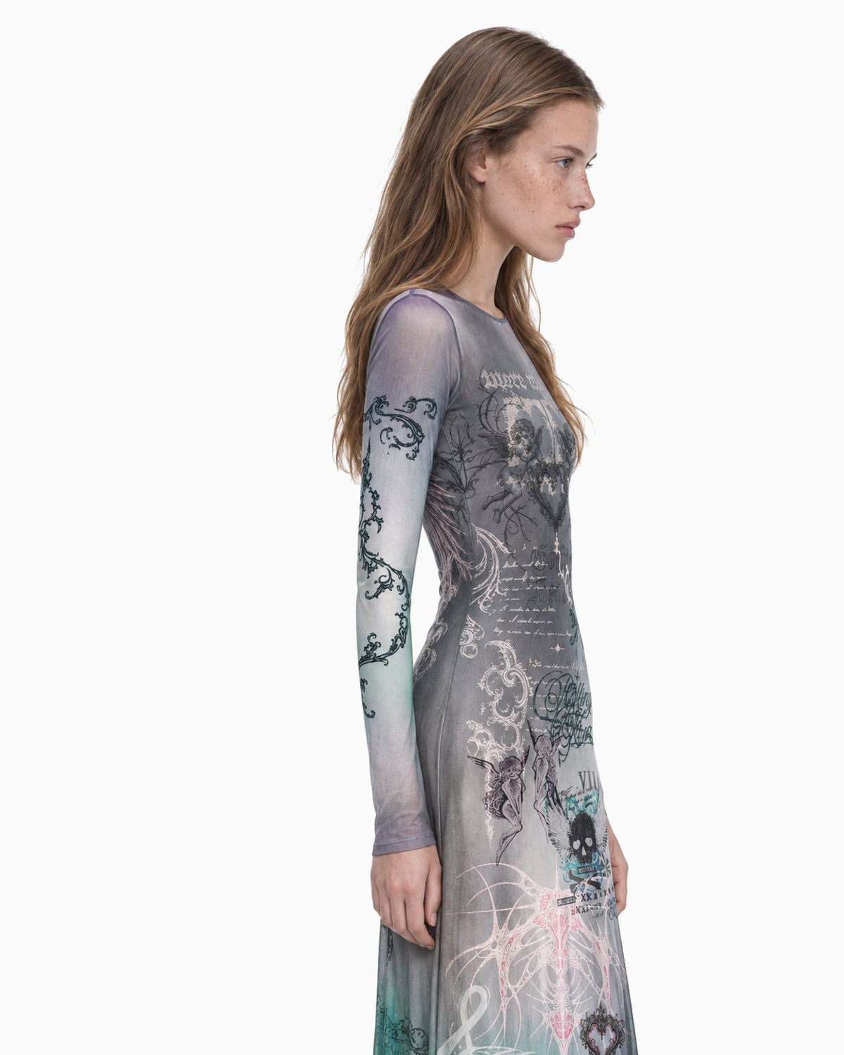 Modelo vestindo Vestido Longo Tule Gothic cinza e multicolorido, com mangas longas e estampa gráfica gótica, vista lateral