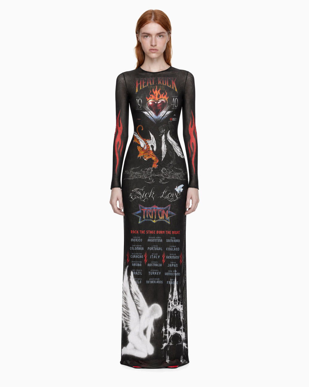Modelo vestindo Vestido Longo Tule Heat Rock preto, com mangas longas e estampa gráfica, vista frontal de corpo inteiro