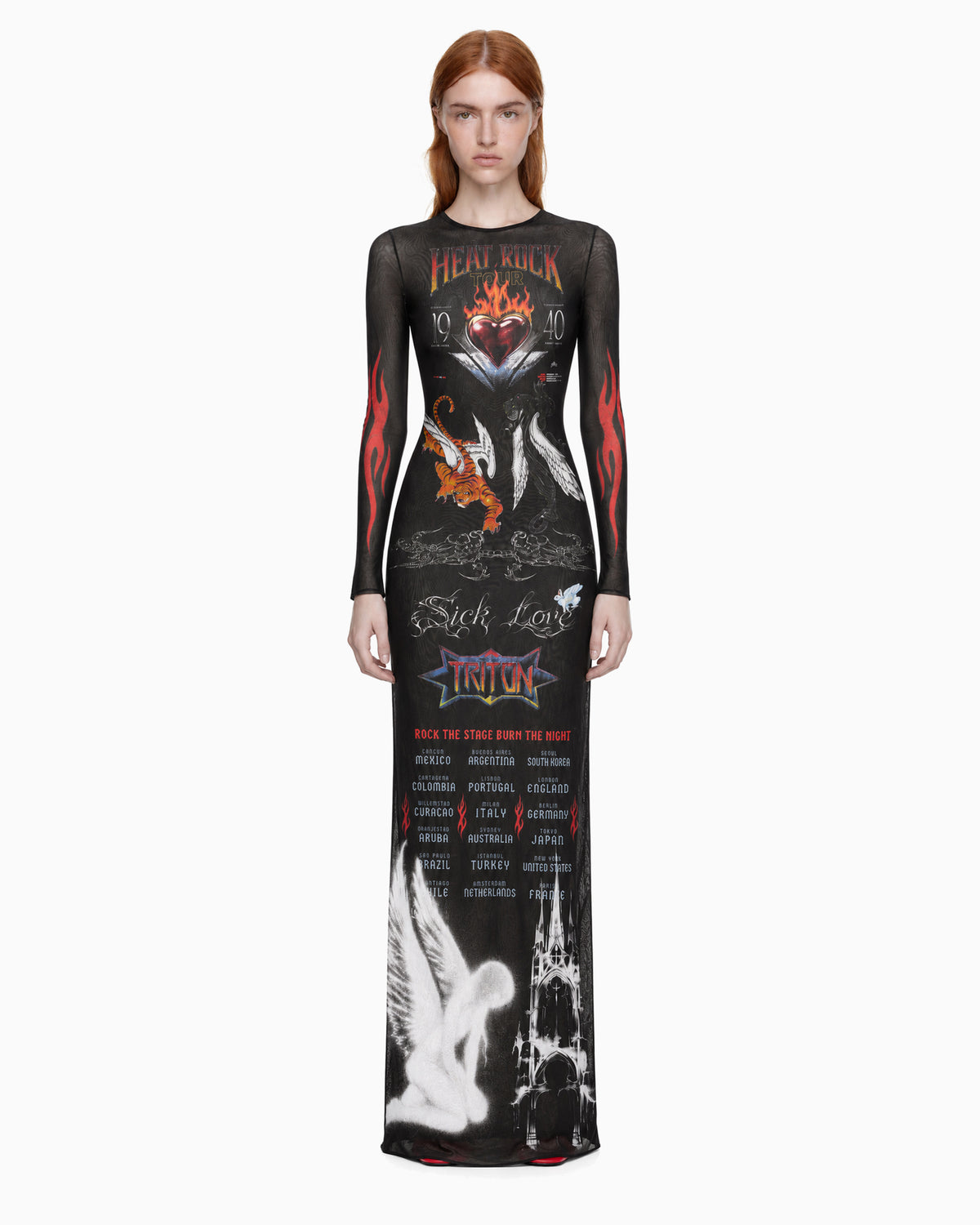 Modelo vestindo Vestido Longo Tule Heat Rock preto, com mangas longas e estampa gráfica, vista frontal de corpo inteiro
