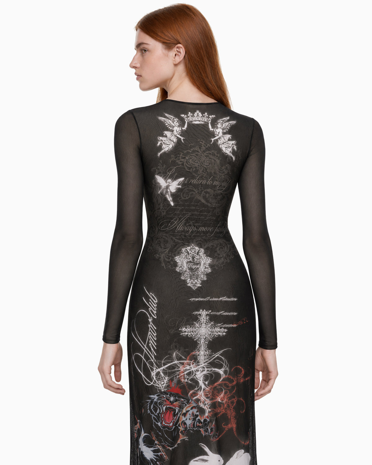 Modelo vestindo Vestido Longo Tule Heat Rock preto, com mangas longas e estampa gráfica, detalhe das costas com estampa