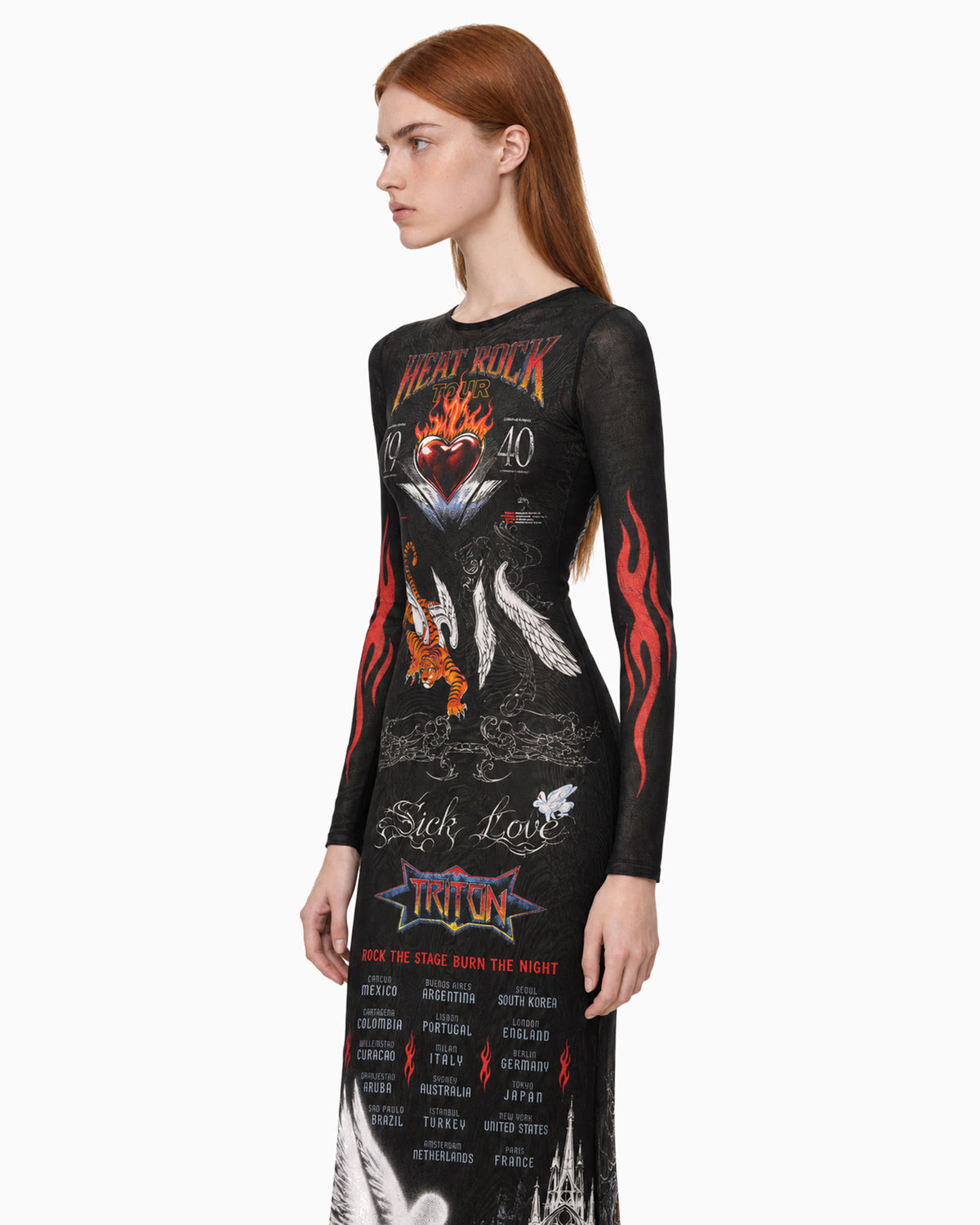 Modelo vestindo Vestido Longo Tule Heat Rock preto, com mangas longas e estampa gráfica, vista lateral