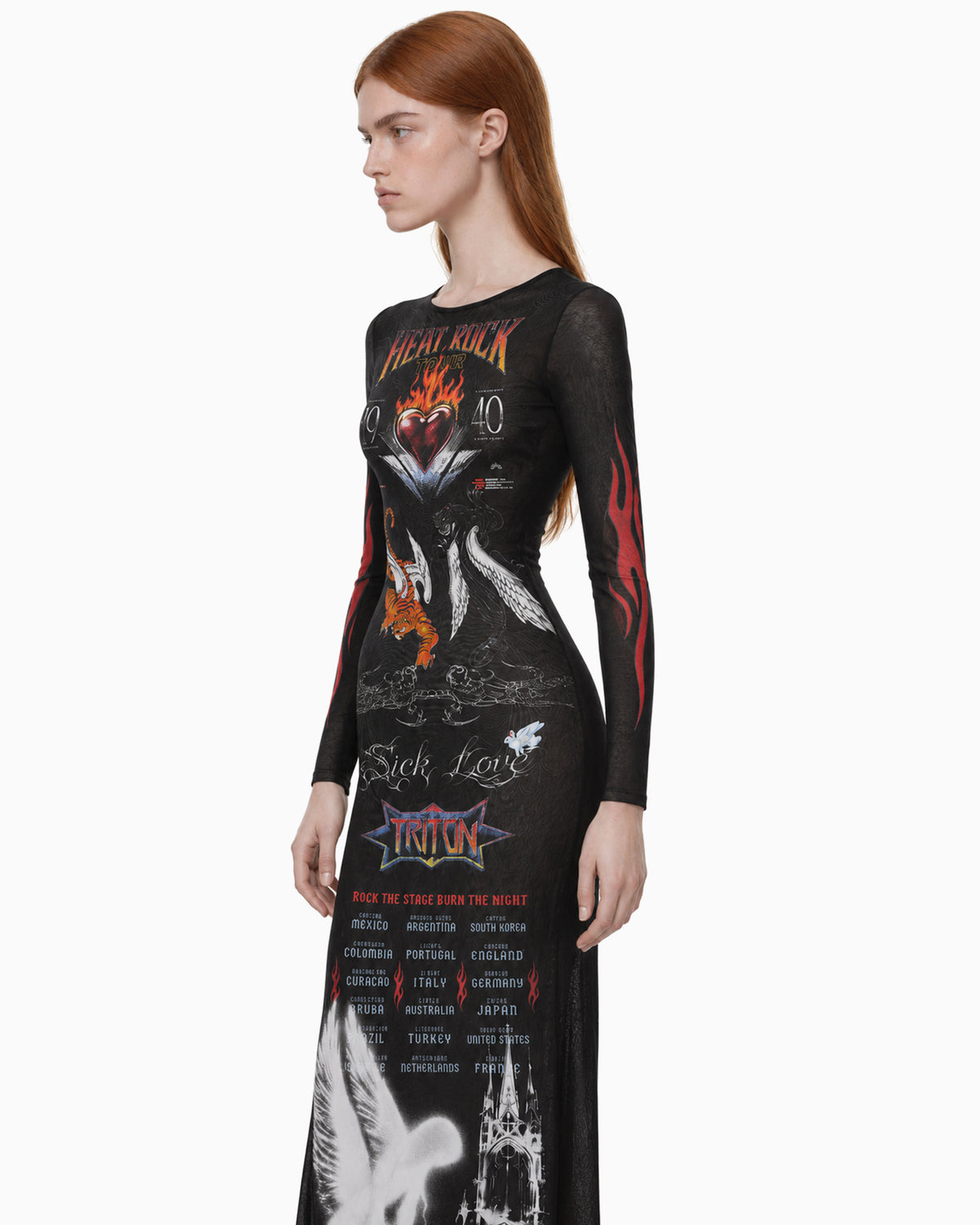 Modelo vestindo Vestido Longo Tule Heat Rock preto, com mangas longas e estampa gráfica, vista em três quartos