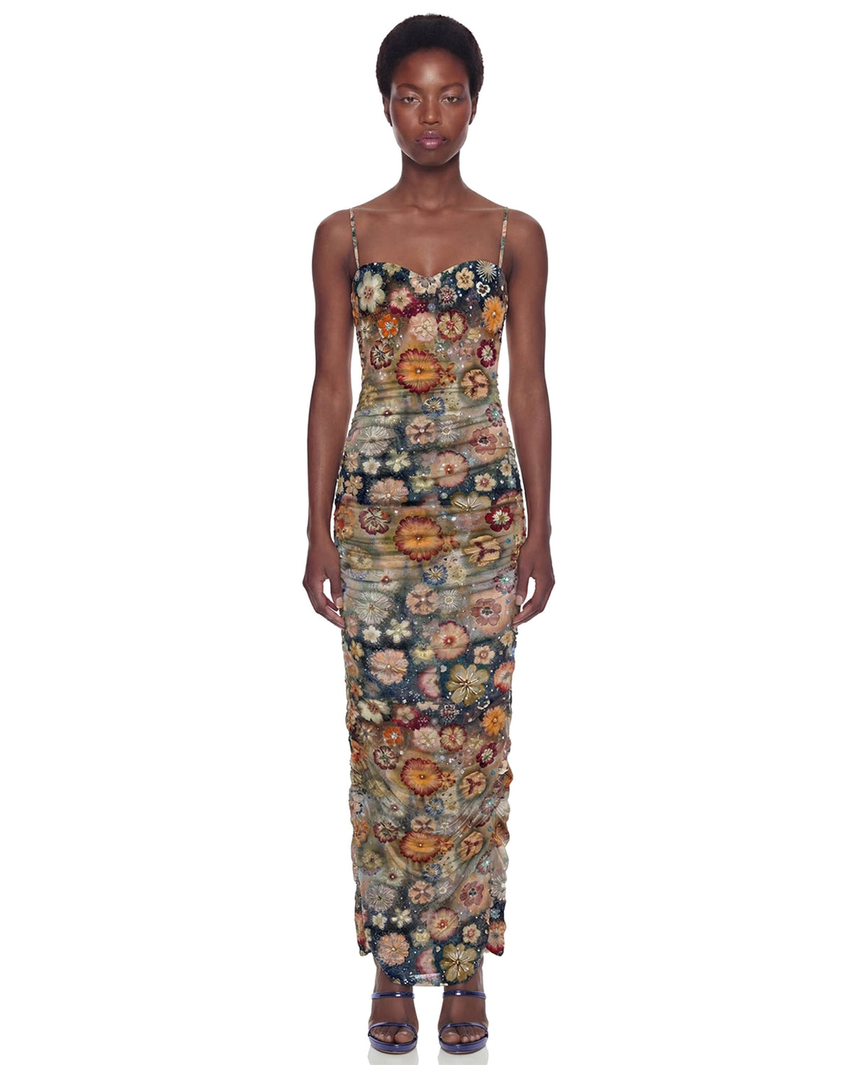 Modelo de frente com Vestido Longo Tule Hibisco de alças finas, decote coração e flores bordadas coloridas