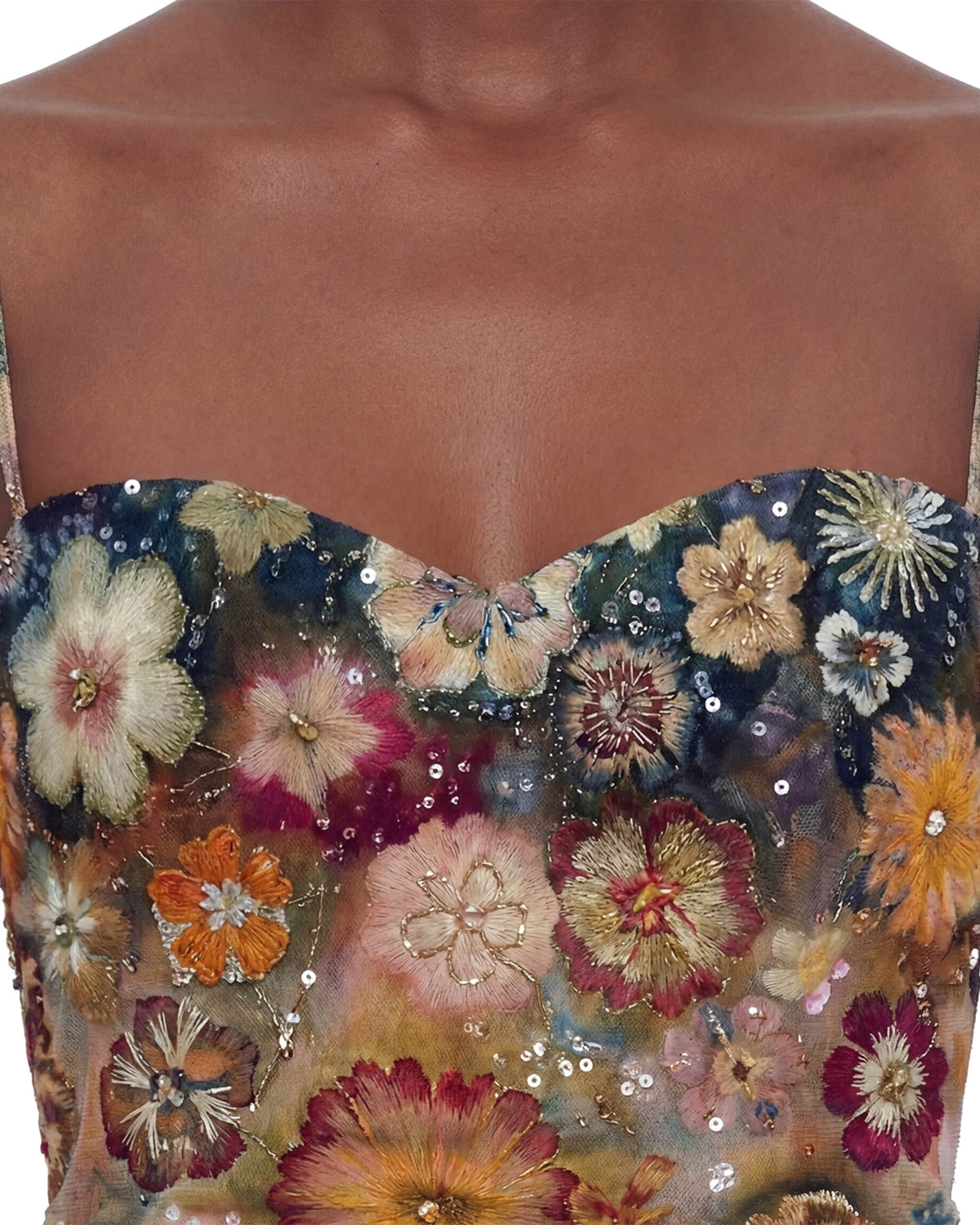 Detalhe do busto do Vestido Longo Tule Hibisco com decote coração, alcinhas finas e flores bordadas com paetês