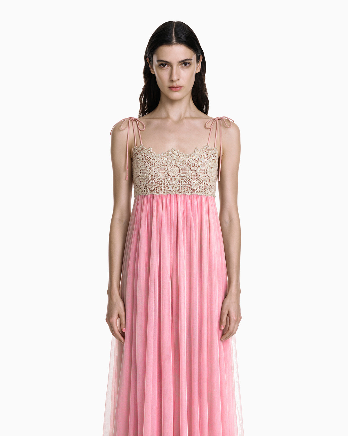 Modelo vestindo Vestido Longo Tule Com Renda rosa, vista aproximada do busto de renda e da saia ampla