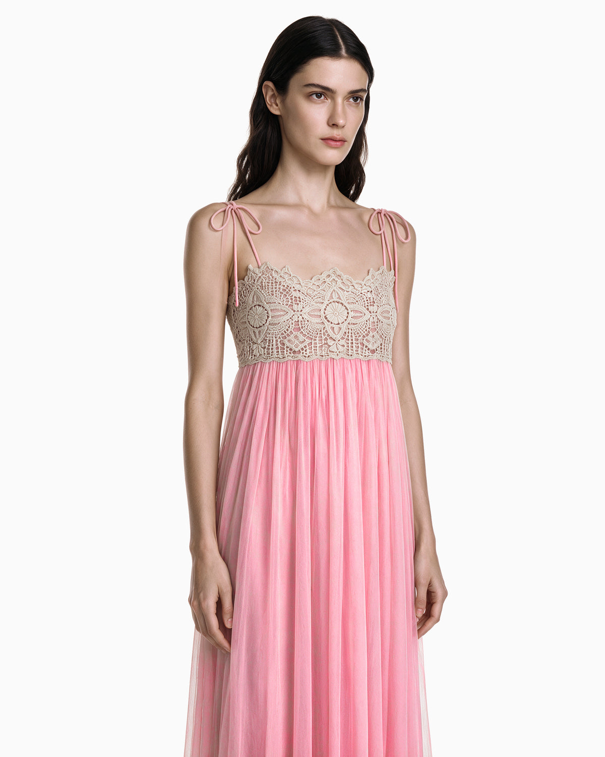 Modelo vestindo Vestido Longo Tule Com Renda rosa, detalhe frontal do busto em renda bege e alças de amarração