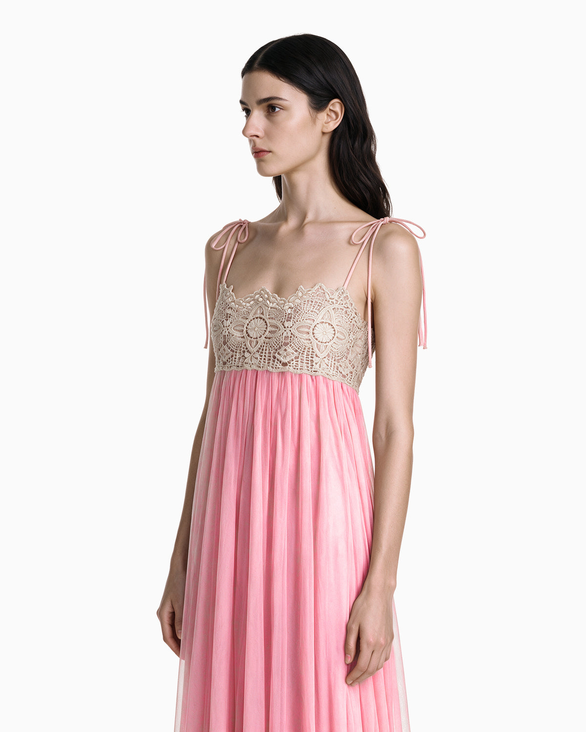 Modelo vestindo Vestido Longo Tule Com Renda rosa, vista lateral com caimento da saia de tule