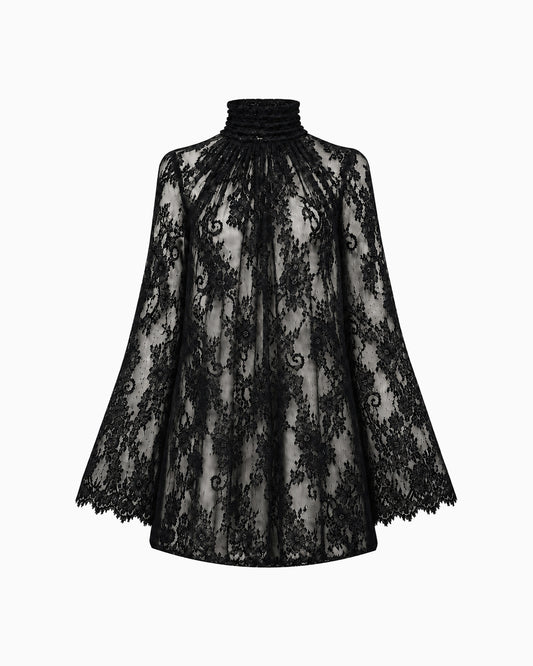 Vestido Manga Flare Gola Renda Haze preto, renda transparente com gola alta franzida, mangas flare e barra reta, peça sozinha