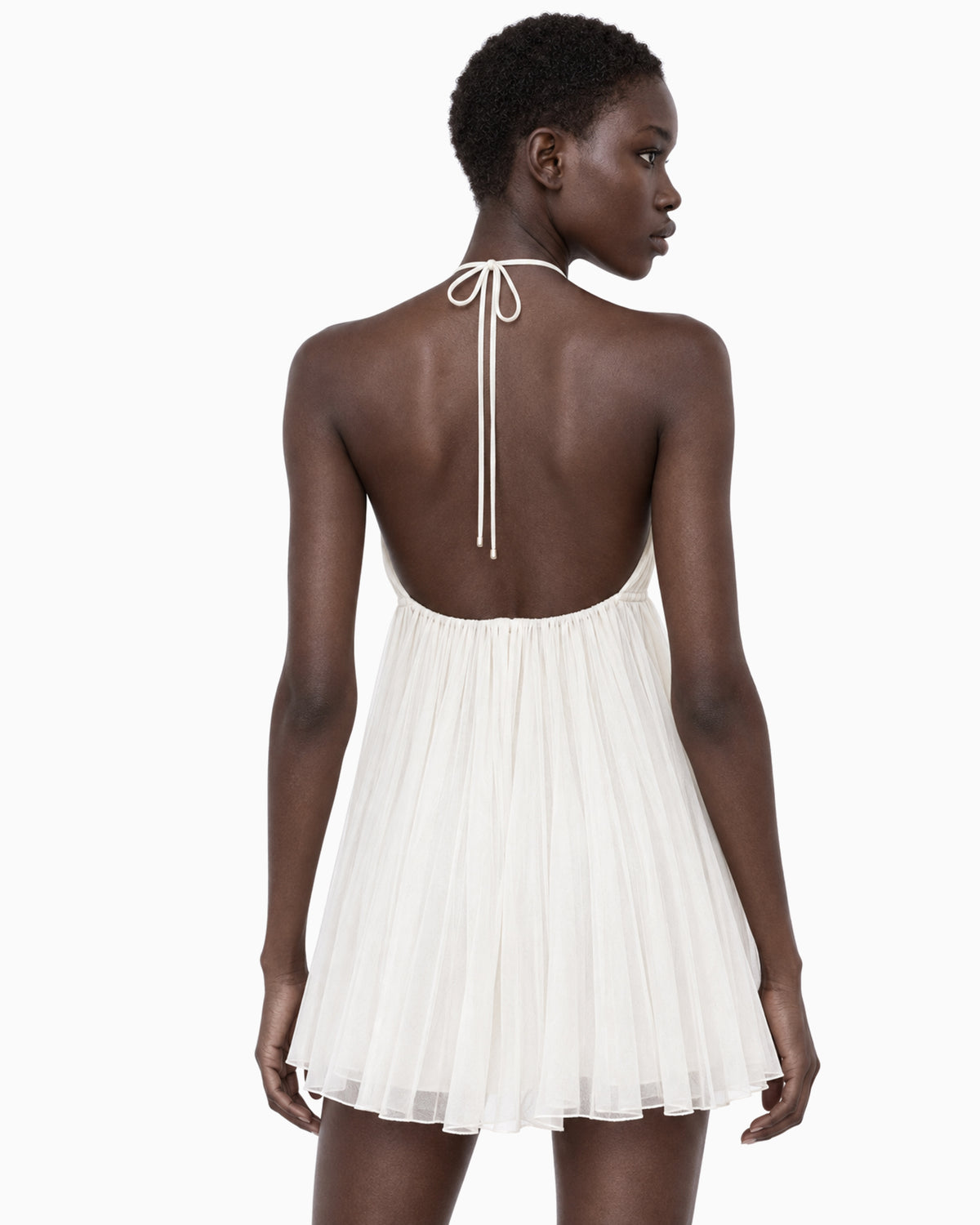 Modelo vestindo Vestido Midi Frente Única branco com decote profundo, vista aproximada