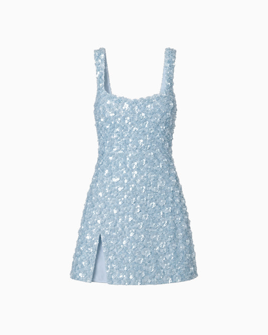 Vestido Paetê Floral Azul com decote reto, alças largas e fenda na saia, peça sozinha
