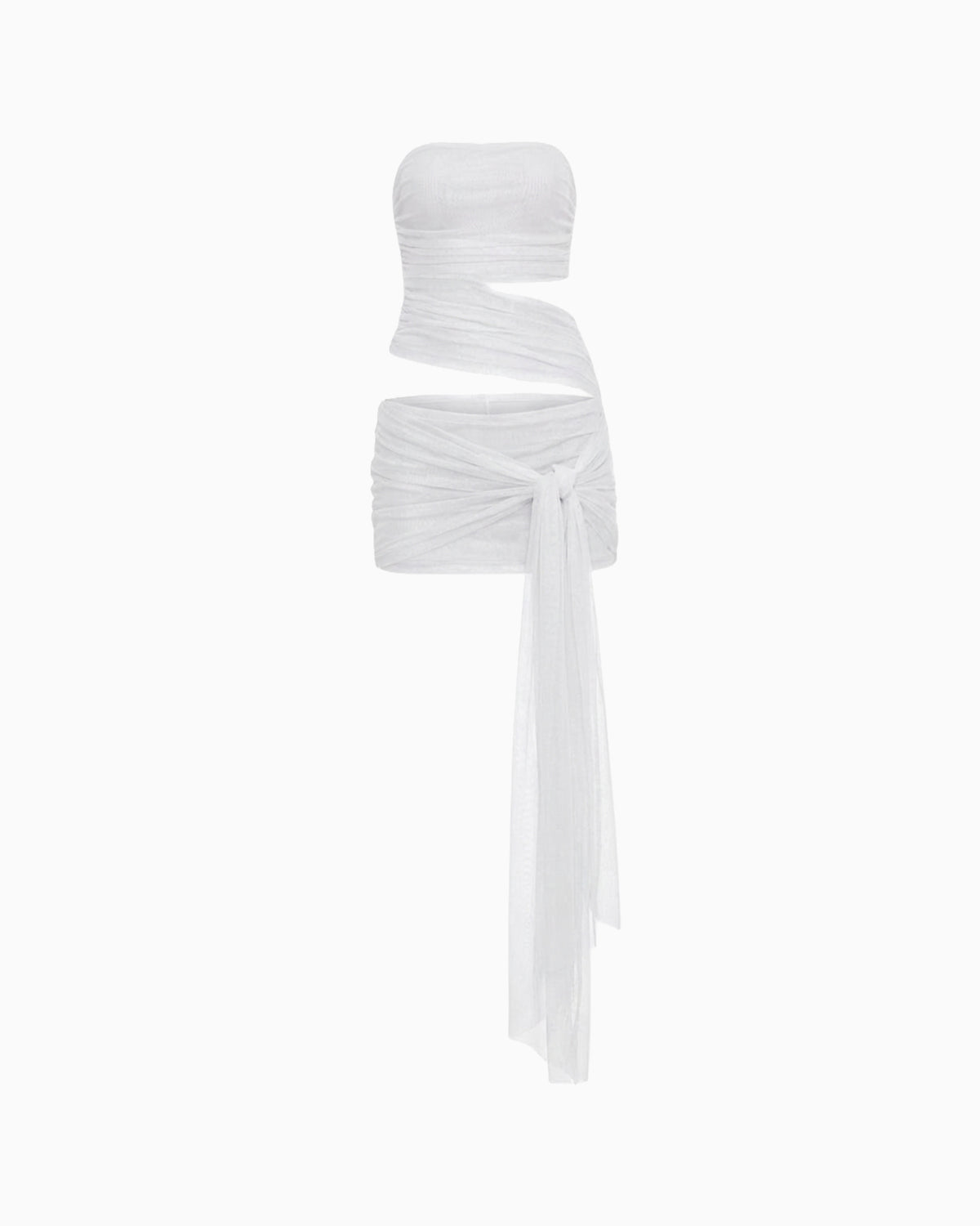 Vestido Siena branco tomara que caia em tule franzido, com recorte vazado na cintura e faixa amarrada que cai ao lado