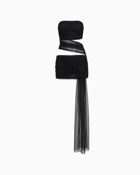 Vestido Siena tomara que caia preto em tule franzido, com recorte vazado na cintura e faixa longa que cai ao lado