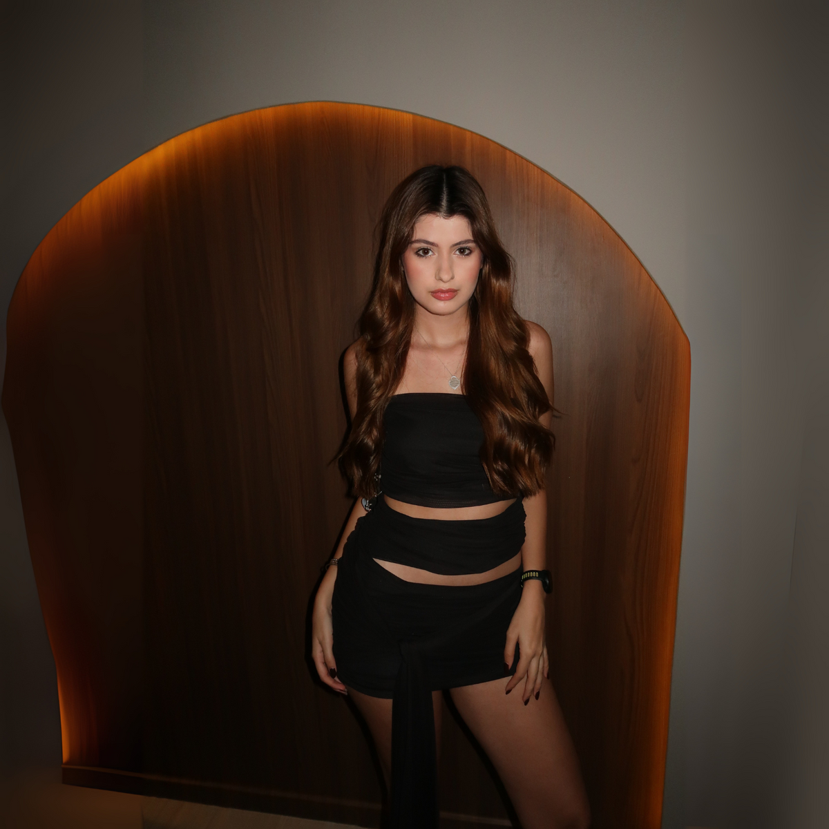 Modelo de frente com Vestido Siena preto curto tomara que caia, recorte na cintura e caimento franzido