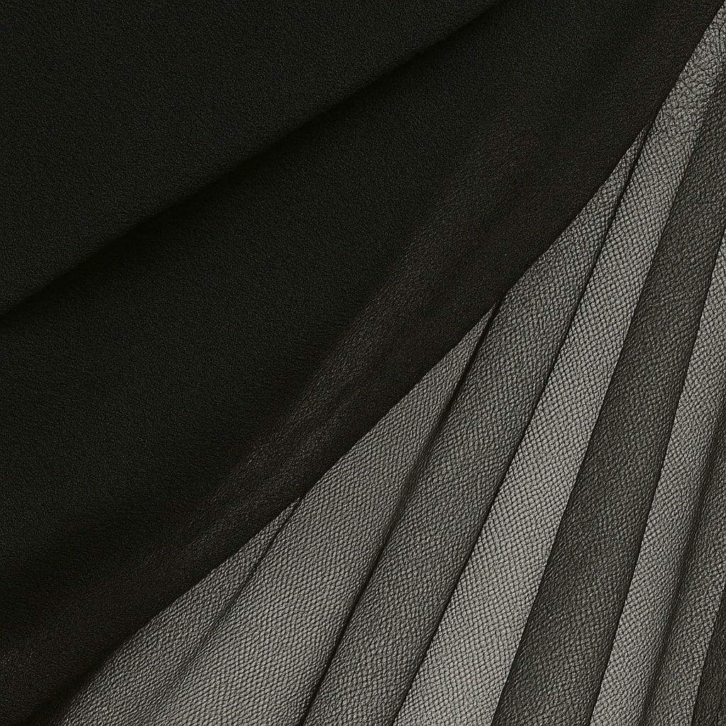 Detalhe do tecido em tule preto do Vestido Siena, com camada opaca franzida sobre parte transparente