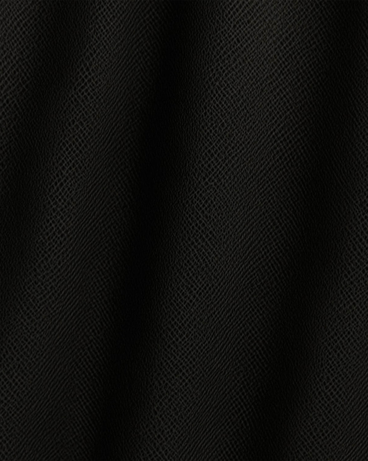 Detalhe aproximado do tecido preto do Vestido Siena, com textura de tule franzido