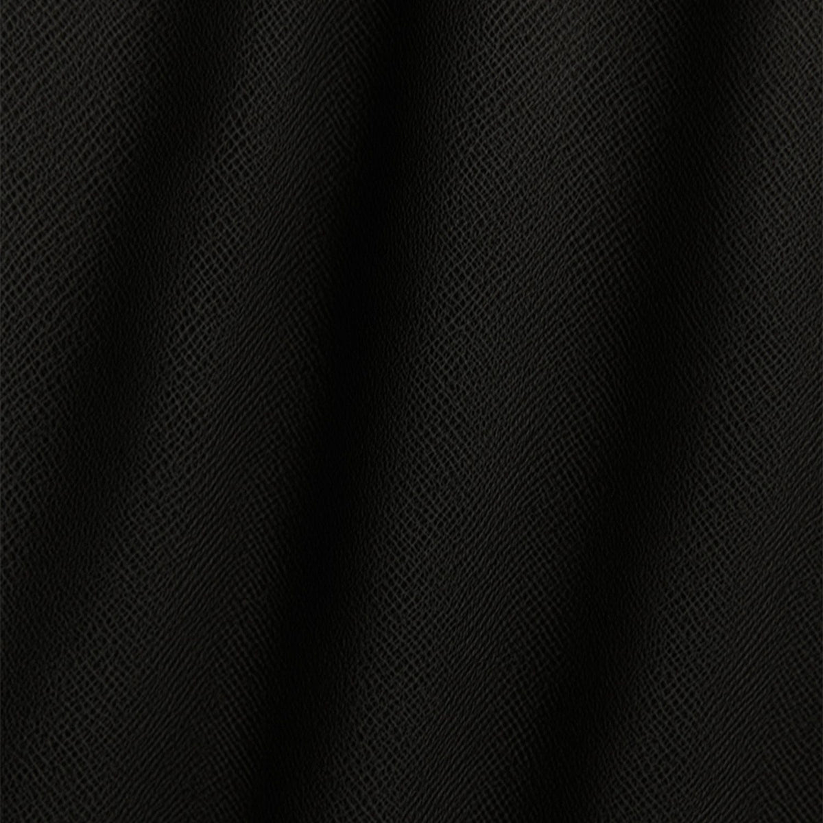 Detalhe aproximado do tecido preto do Vestido Siena, com textura de tule franzido